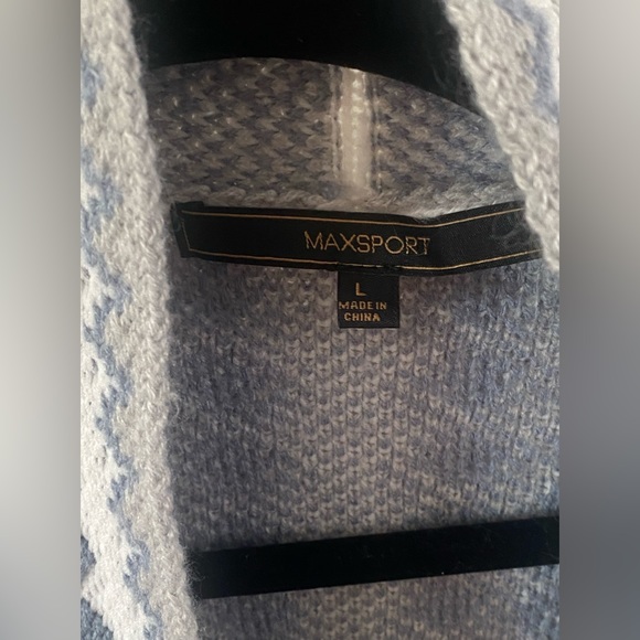 Maxsport cardigan sweater. Heavyweight.Women’s Large. Two front pockets. - Picture 2 of 4